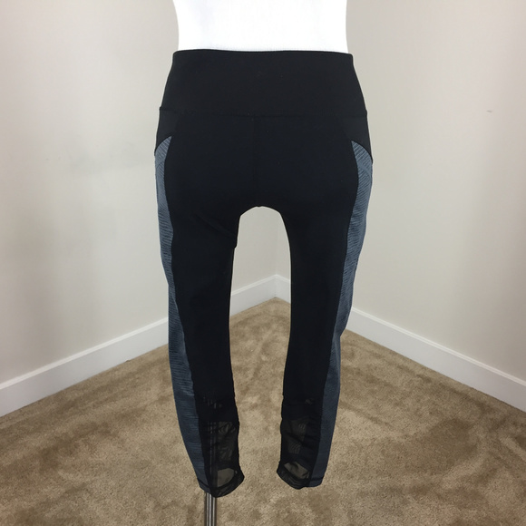 Zella S Black Gray Capri Legging Live IN Pockets - Picture 3 of 6